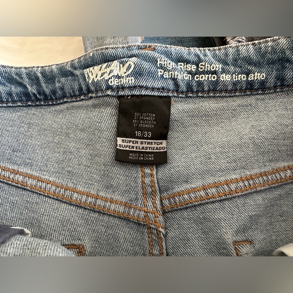 Distressed denim shorts with vintage feel. American flag details - Picture 3 of 3